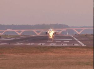 Тётя в самолёте подрочила член своему племяннику